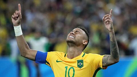 GOLD! Neymar verwandelt den letzten Elfmeter zum 4:5 für Brasilien.