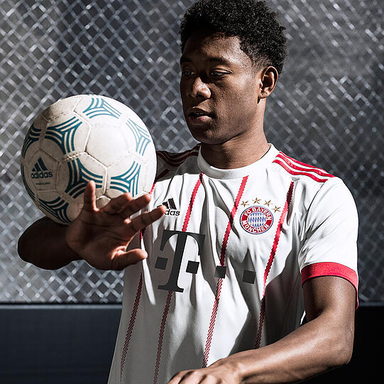 Weiß mit roter Raute: So sieht das neue Champions-League-Trikot des FC Bayern aus.