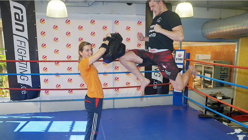 AZ-Reporterin Victoria Kunzmann im Training mit Kickbox-Weltmeister Michael Smolik.