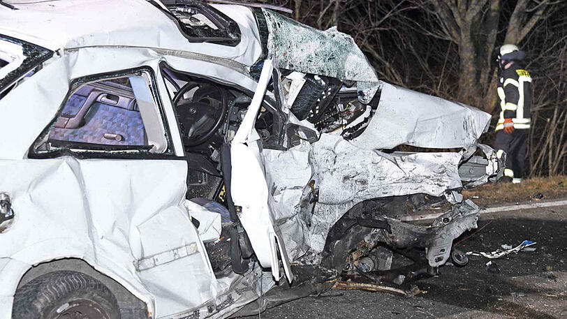 Schwerer Verkehrsunfall auf der FTO: Ein Opel Astra kommt von Straße ab und rast in den Gegenverkehr.