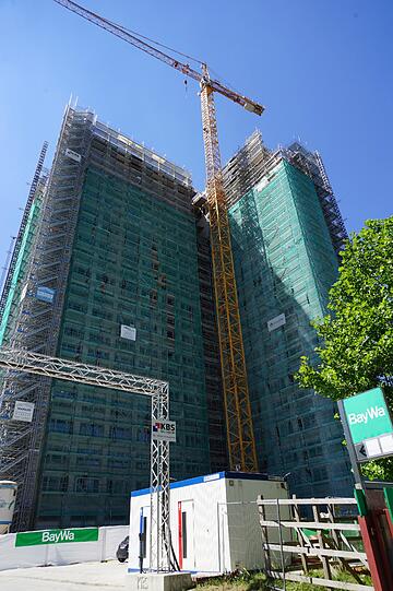 Noch ist der BayWa-Turm eingerüstet. Die neue Fassade wird energetisch saniert und heller sein.