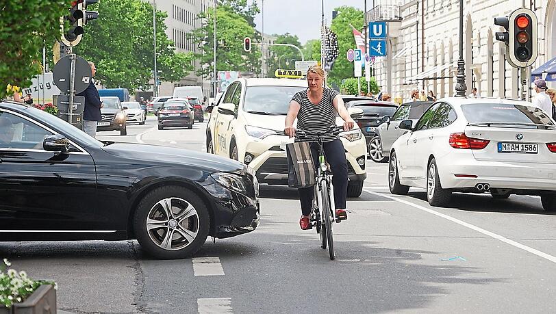 Die Brienner Straße soll zwischen Odeons- und Amiraplatz Einbahnstraße für Autos werden - mit Radl-Streifen für beide Richtungen. Die Brienner Straße soll zwischen Odeons- und Amiraplatz Einbahnstraße für Autos werden - mit Radl-Streifen für beide Richtungen.