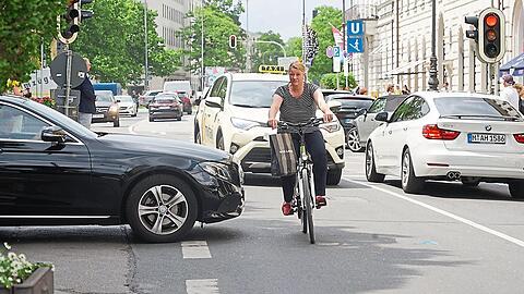 Die Brienner Straße soll zwischen Odeons- und Amiraplatz Einbahnstraße für Autos werden - mit Radl-Streifen für beide Richtungen.