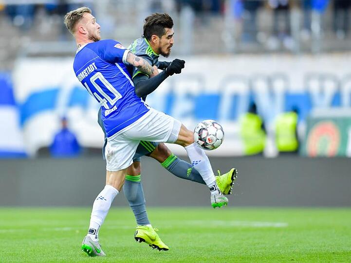 Darmstadts Tim Rieder (l) und Ingolstadt-Torschütze Dario Lezcano beim Zweikampf.