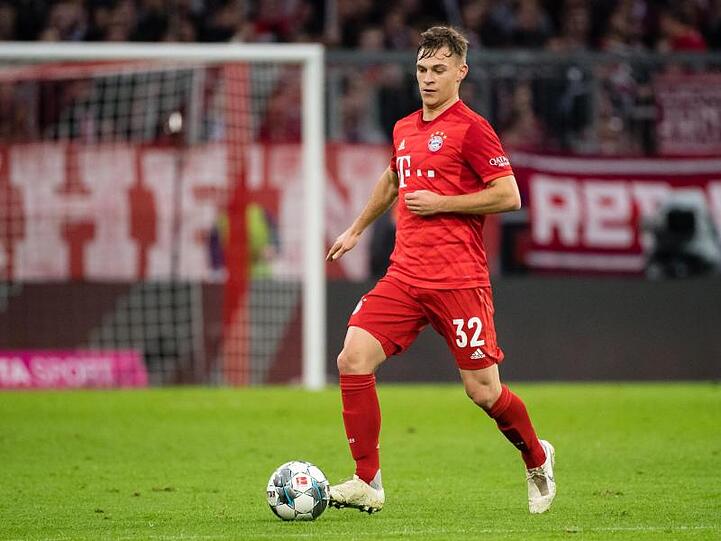 Joshua Kimmich vom FC Bayern München spielt den Ball. Foto: Matthias Balk/dpa/Archivbild