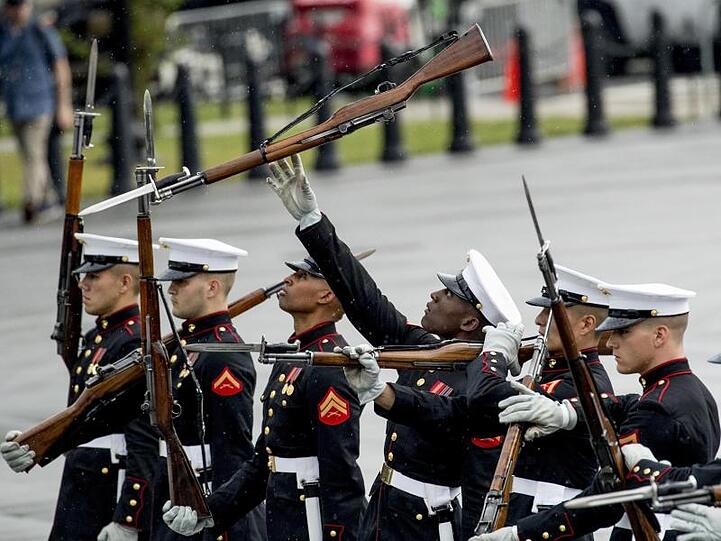 Das "Marine Silent Drill Team" tritt bei den Feierlichkeiten in Washington auf.