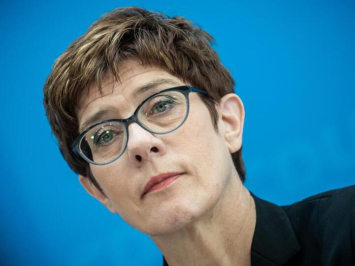 Annegret Kramp-Karrenbauer, Bundesvorsitzende der CDU, spricht bei einer Pressekonferenz. Foto: Michael Kappeler/Archivbild