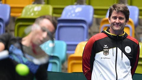 Der deutsche Teamkapitän Michael Kohlmann (r) steht während des Trainings in Frankfurt hinter Philipp Kohlschreiber.