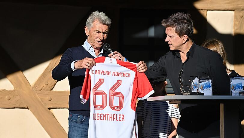 Geburtstags-Trikot mit der 66: Klaus Augenthaler freut sich über das Geschenk. Geburtstags-Trikot mit der 66: Klaus Augenthaler freut sich über das Geschenk.