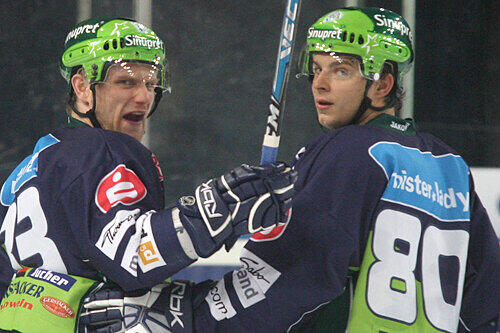 Getroffen, aber kein Grund zur Freude: Björn Barta (links, mit Aleksander Polaczek) sicherte den Ice Tigers mit seinen Tor zum 2:1 drei Punkte, aber überzeugen konnten die Nürnberger Puckjäger gegen Duisburg nicht.