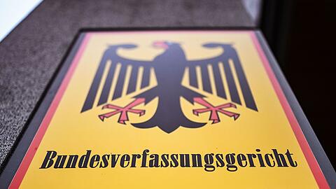 Ein Hinweisschild mit Bundesadler und dem Schriftzug Bundesverfassungsgericht.