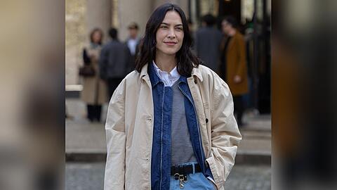 Stilikone Alexa Chung in einem nebelgrauen Vintage-Sweater bei der Fashion Show von Miu Miu in Paris.