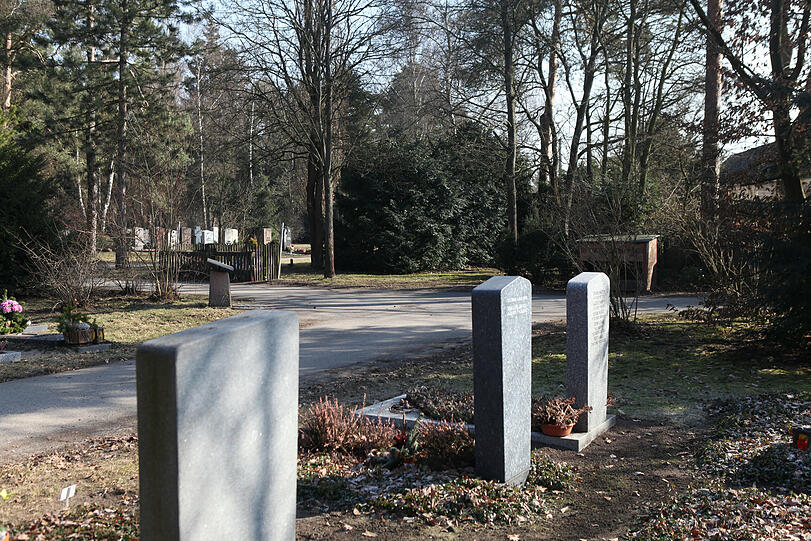 Auf der Freifläche hinter den Gräbern soll die neue Friedhofstoilette entstehen.