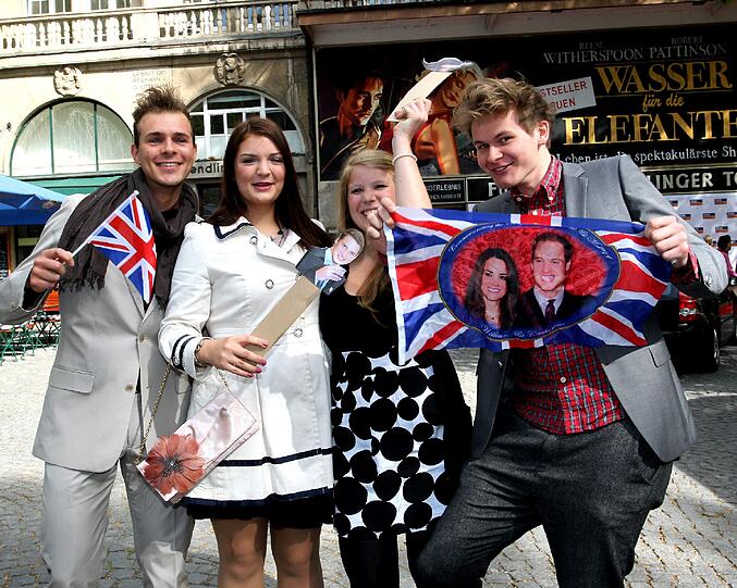 Die Studenten Michael, Linda, Sofia und Jan sind gut ausgestattet zum Filmtheater am Sendlinger Tor gepilgert.