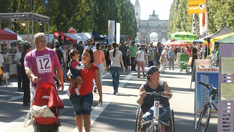Das Streetlife auf der Leopoldstraße: Wenn es nach den Grünen geht, sollen Straßen in München öfter mal gesperrt werden Das Streetlife auf der Leopoldstraße: Wenn es nach den Grünen geht, sollen Straßen in München öfter mal gesperrt werden
