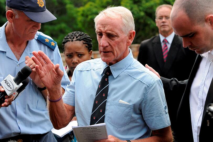 Trauer um Reeva Steenkamp: Die Bilder vor dem Krematorium in Port Elizabeth