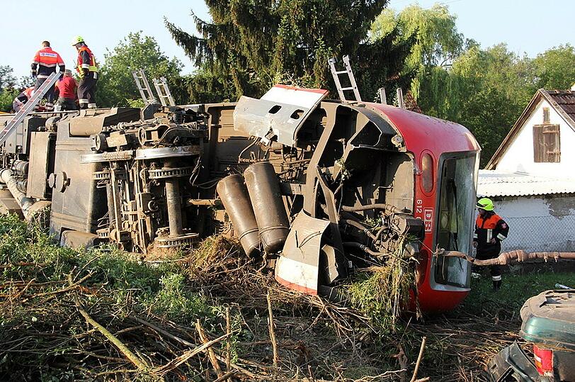Die Unfallstelle in Kellmünz nach dem Unglück. Der Zug entgleiste und kippte in einen Vorgarten.