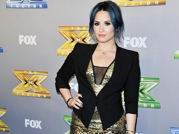 Demi Lovato überzeugt in einer Kombi aus schick und klassisch