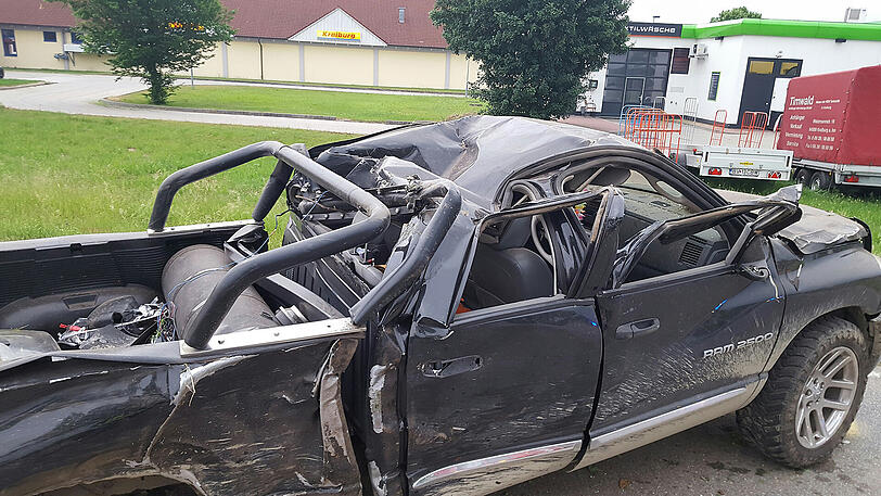 Der Dodge überschlug sich und entwurtzelte zwei Bäume. Die Bilder von der Unfallstelle.