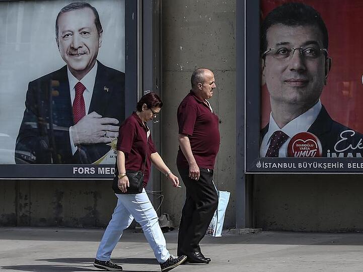 Plakate des türkischen Präsidenten Erdogan (L) und des Bürgermeisterkandidaten der CHP für Istanbul, Imamoglu.