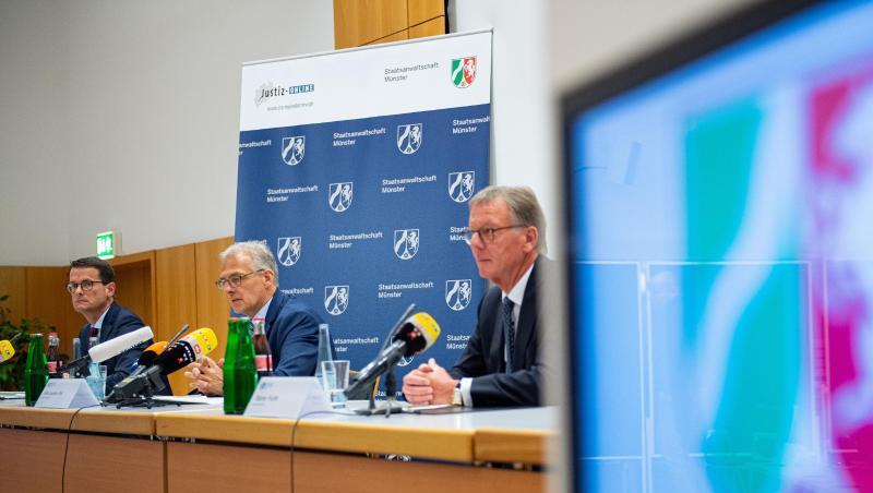 Oberstaatsanwalt Martin Botzenhardt (l-r), Ermittlungsleiter Joachim Poll und Polizeipräsident Rainer Furth informieren die Presse über den Stand der Ermittlungen. Oberstaatsanwalt Martin Botzenhardt (l-r), Ermittlungsleiter Joachim Poll und Polizeipräsident Rainer Furth informieren die Presse über den Stand der Ermittlungen.