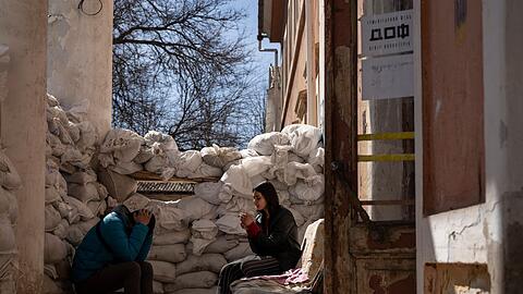 Freiwillige in Mykolajiw machen eine kurze Zigarettenpause.