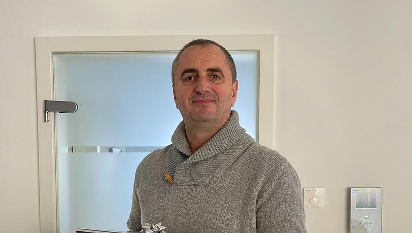 Patient Mensur Fitozovic ist dankbar dafür, Geschenke wieder (eigenhändig) einpacken zu können.
