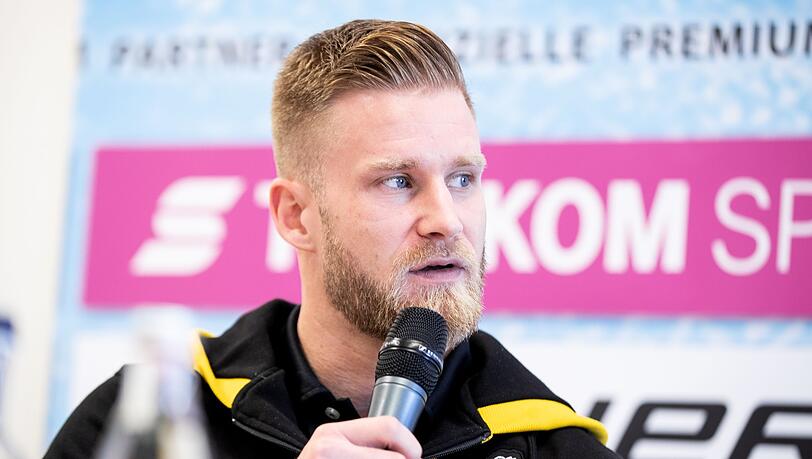 Nationalspieler Daniel Pietta beantwortet Fragen von Journalisten.