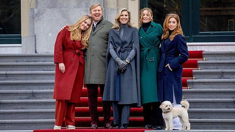 Willem-Alexander mit seiner Ehefrau und den Töchtern Prinzessin Amalia, Prinzessin Alexia und Prinzessin Ariane.