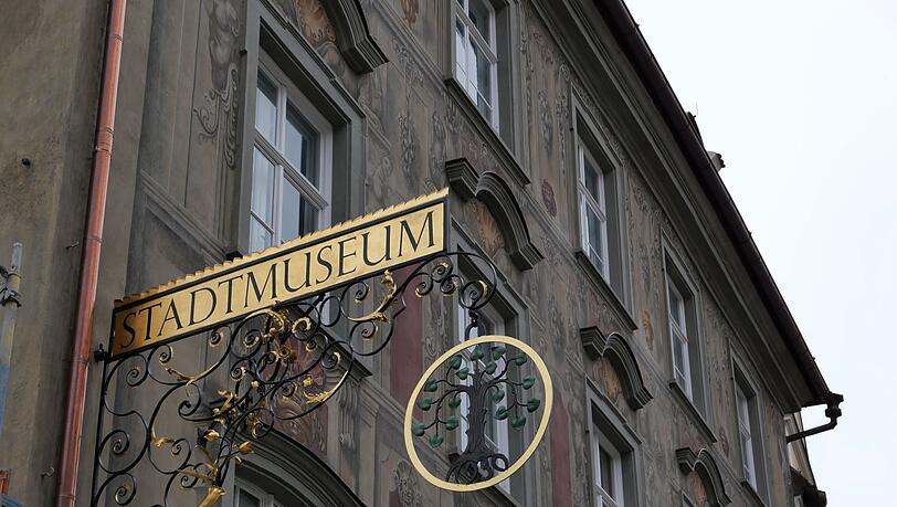 Das "Haus zum Cavazzen" in Lindau mit der prunkvoll bemalten Fassade ist beim Museumstag nach Jahren der Sanierung wieder zu besichtigen. (Archivbild)
