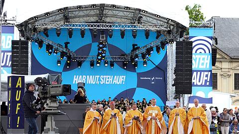 Der Gottesdienst wurde auf einer gro&szlig;en B&uuml;hne gefeiert.