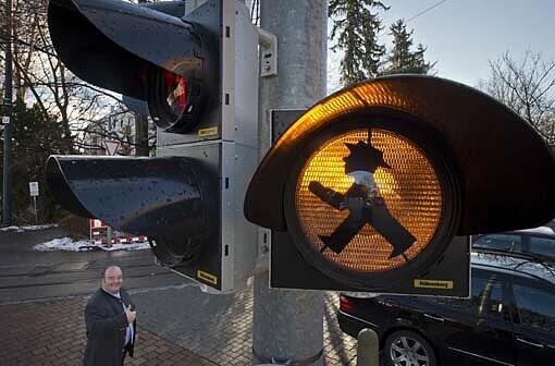 Das Ost-Ampelmännchen vorne in Orange und klein hinten in Grau der Bürgermeister Paulus Metz.