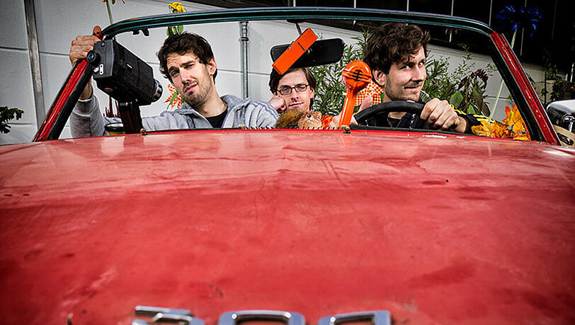 Lenne (l.) und Jannis Kaffka (r.) bilden mit Martin Renner die Band Phrasenmäher Lenne (l.) und Jannis Kaffka (r.) bilden mit Martin Renner die Band Phrasenmäher