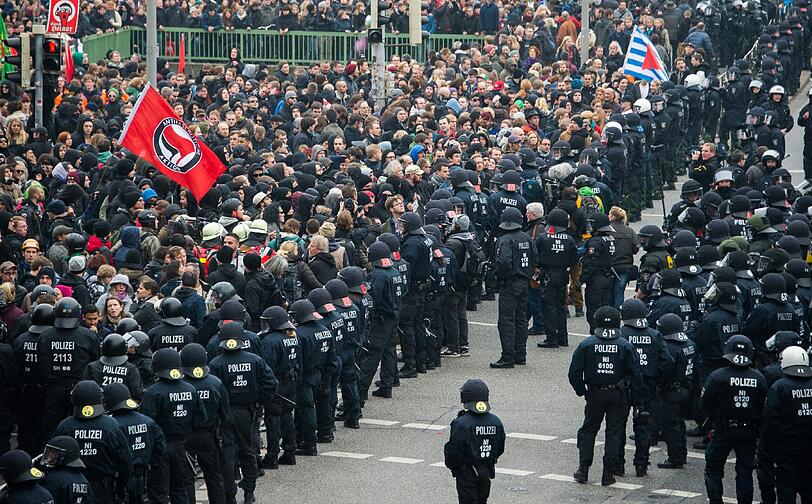 Die Bilder von der Demo gegen Salafisten und der Gegenbewegung.