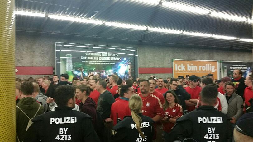 Derby-Stimmung in München: Unter Beobachtung der Polizei versammelten sich die Bayernfans am Vormittag im Tal. Vor dem Grünwalder Stadion kamen die Löwenfans dazu. Rund Tausend Polizisten sind im Einsatz.