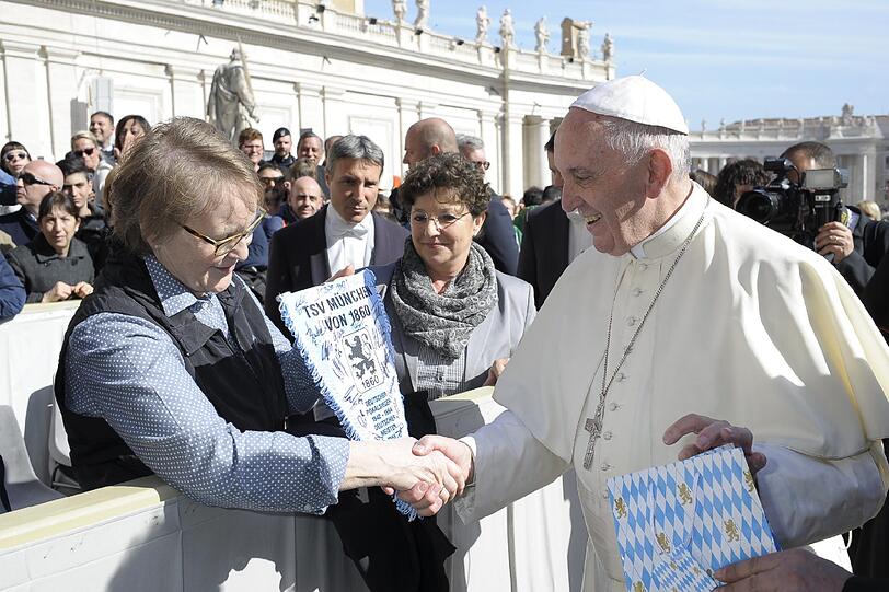 Die Löwen beim Pontifex: Hier empfängt Papst Franziskus die 1860-Delegation um die Fanbeauftragte Jutta Schnell und die beiden Schauspieler und bekennenden Löwen Monika Baumgartner und  Alexander Held.
