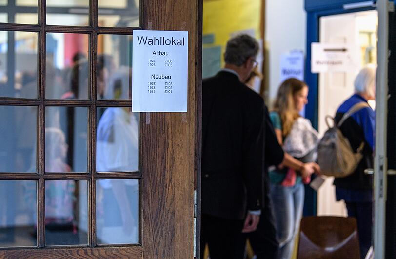 Anstehen, wählen &ndash; und zählen lassen. Aber ob das gemeldete Ergebnis erstmal nur eine Schätzung ist?