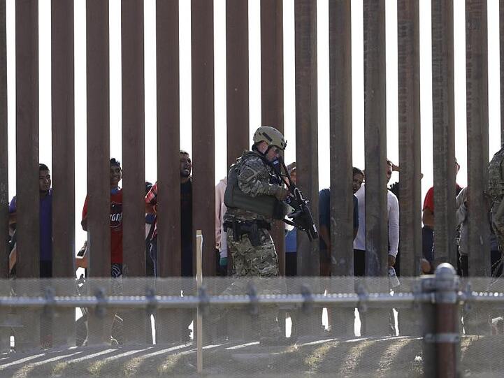 Mehrere hundert Menschen haben versucht, über die Nordgrenze Mexikos in die USA einzudringen.