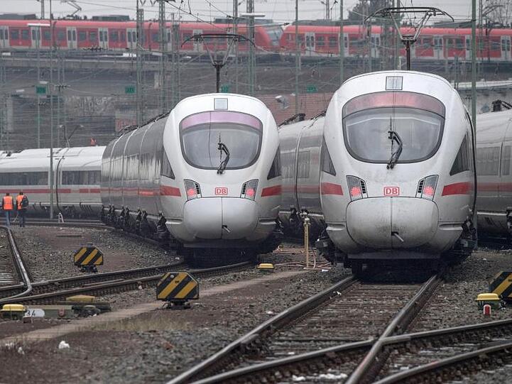 ICE der Deutschen Bahn am Frankfurter Hauptbahnhof.