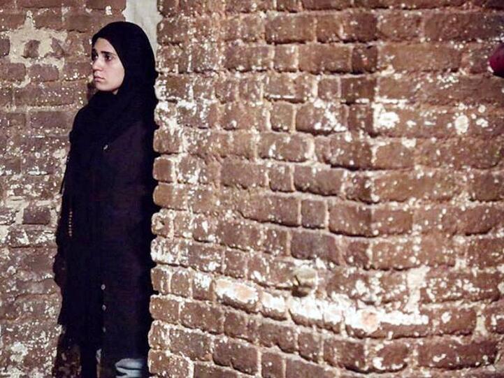 Die iranische Theaterschauspielerin Negin Tabarra steht auf der Bühne. Tabarra hat wegen der Finanzkrise im Zusammenhang mit den US-Sanktionen gegen den Iran seit Monaten keine neue Rolle mehr bekommen und glaubt auch nicht, dass sich ihre Lage als Theaterschauspielerin kurzfrisitig verbessern könnte.