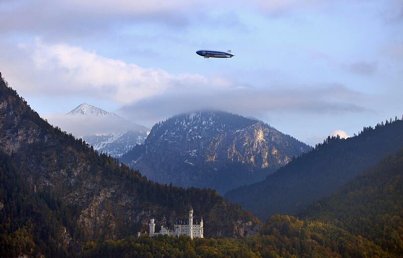 in Zeppelin fliegt anlässlich der Weltpremiere des Musicals "Zeppelin"über dem Schloss Neuschwanstein.