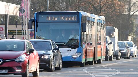 Wer in Landshut mit dem Bus fahren will, braucht einen 3G-Nachweis. Polizei und Ordnungsamt führen Kontrollen durch.