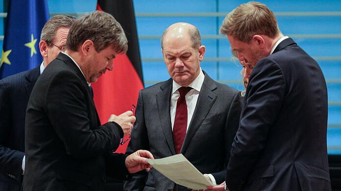 Bundeskanzler Olaf Scholz (m.) im Gespräch mit Wirtschaftsminister Robert Habeck (l.) und Finanzminister Christian Lindner.