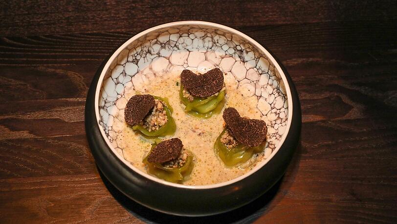 Die Dumplings mit Jakobsmuscheln, Garnelen und Trüffeln (12 Euro) sind ebenfalls ein Highlight. Die Dumplings mit Jakobsmuscheln, Garnelen und Trüffeln (12 Euro) sind ebenfalls ein Highlight.