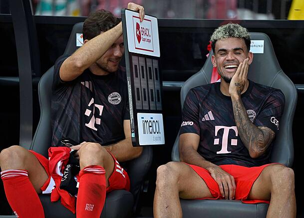 Leon Goretzka und Luis Diaz haben auf der Ersatzbank sichtlich Spaß.