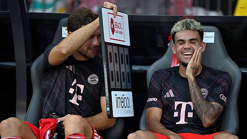 Leon Goretzka und Luis Diaz haben auf der Ersatzbank sichtlich Spaß.