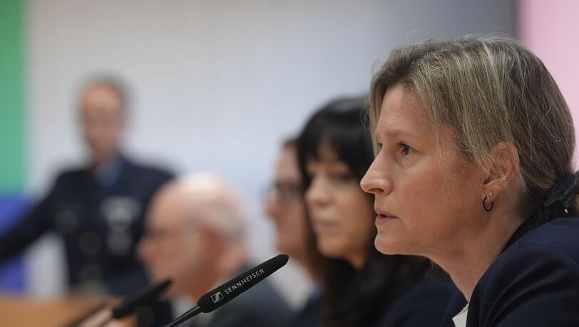 Simone Roeder von der Kripo Koblenz spricht bei der Pressekonferenz &uuml;ber die Ermittlungen.