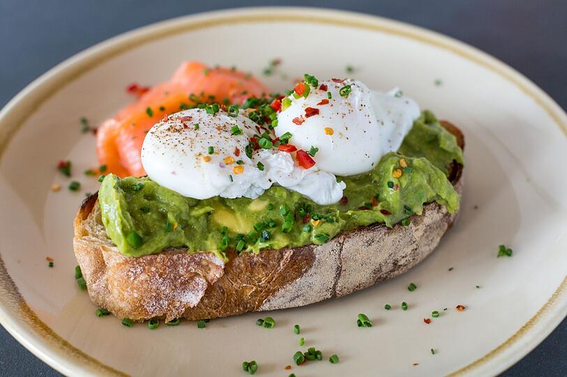 Gesunde Fette stecken beispielsweise in N&uuml;ssen, Samen, Avocado oder Oliven&ouml;l und helfen, den Blutzucker konstant zu halten. Wichtig ist beim Fr&uuml;hst&uuml;ck vor allem die Kombination aus komplexen Kohlenhydraten, Eiwei&szlig; und guten Fetten. Ein Beispiel f&uuml;r einen ausgewogenen Start in den Tag: eine Scheibe Vollkorn-Roggenbrot mit einer halben Avocado und einem Spiegelei.