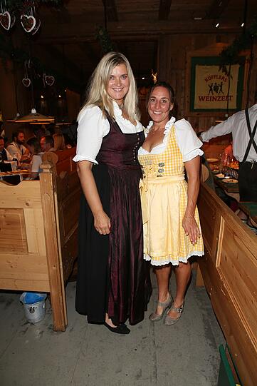 Susi Erdmann und Nicola Thost im Weinzelt.