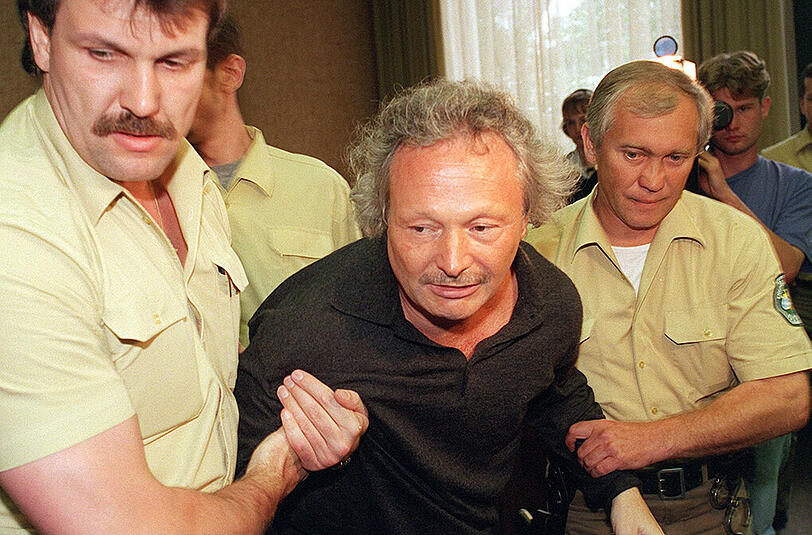 16.09.1999: Harald Z. wird von Justizbeamten ins Landgericht München geführt. Jetzt kam er wieder mit dem Gesetz in Konflikt.